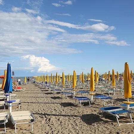 Spacious Flat On The 2nd Floor Located 300 Metres From The Apartamento Lignano Sabbiadoro