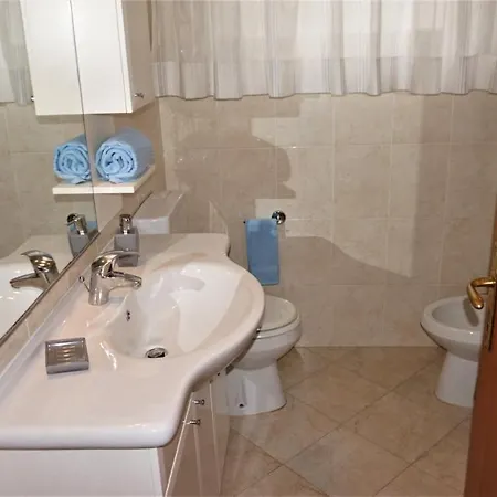 Spacious Flat On The 2nd Floor Located 300 Metres From The Apartamento Lignano Sabbiadoro
