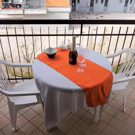 Apartamento Spacious Flat On The 2nd Floor Located 300 Metres From The